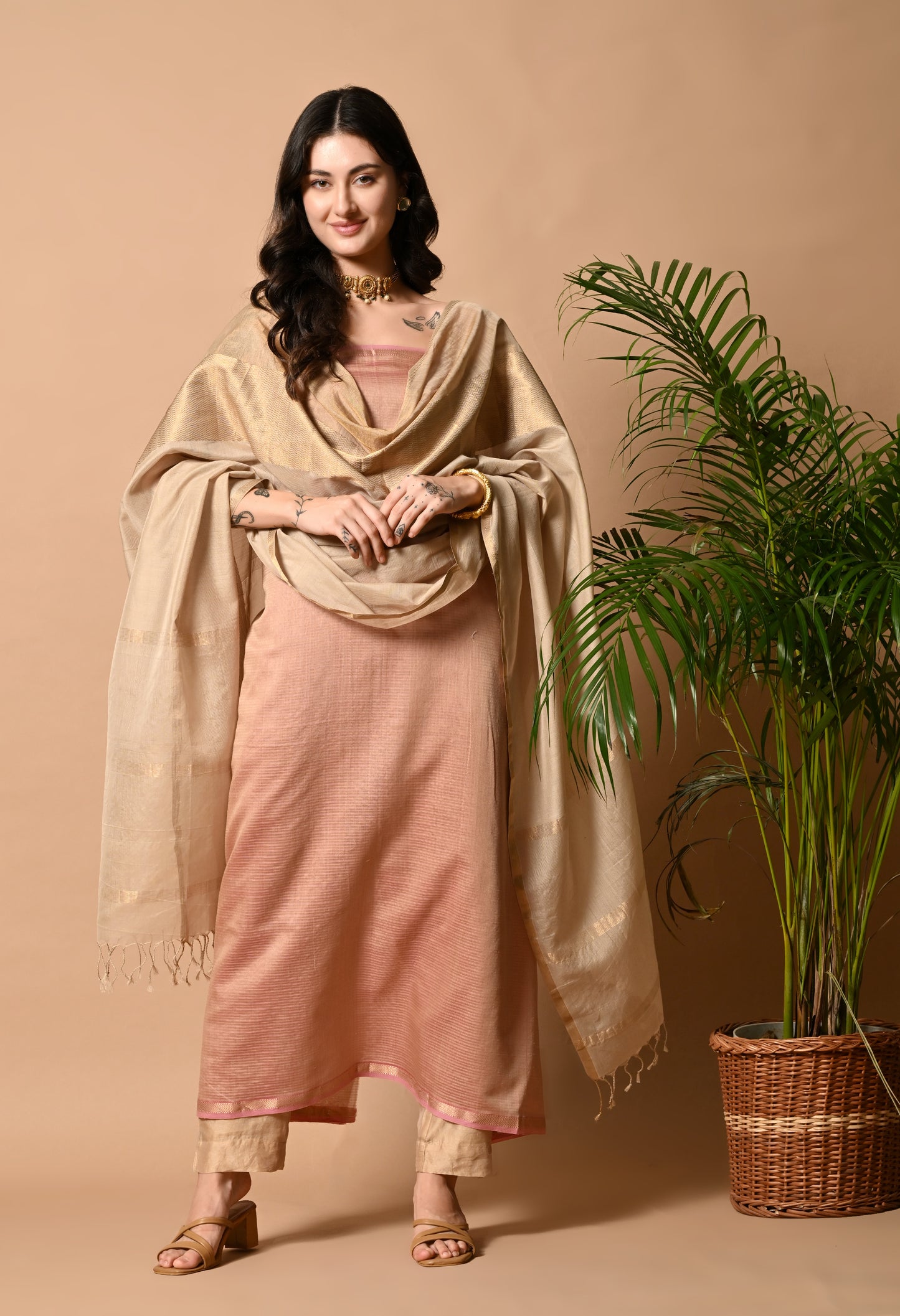 Pink Maheshwari Silk Cotton and Zari Handloom Kurta Material with Golden Dupatta